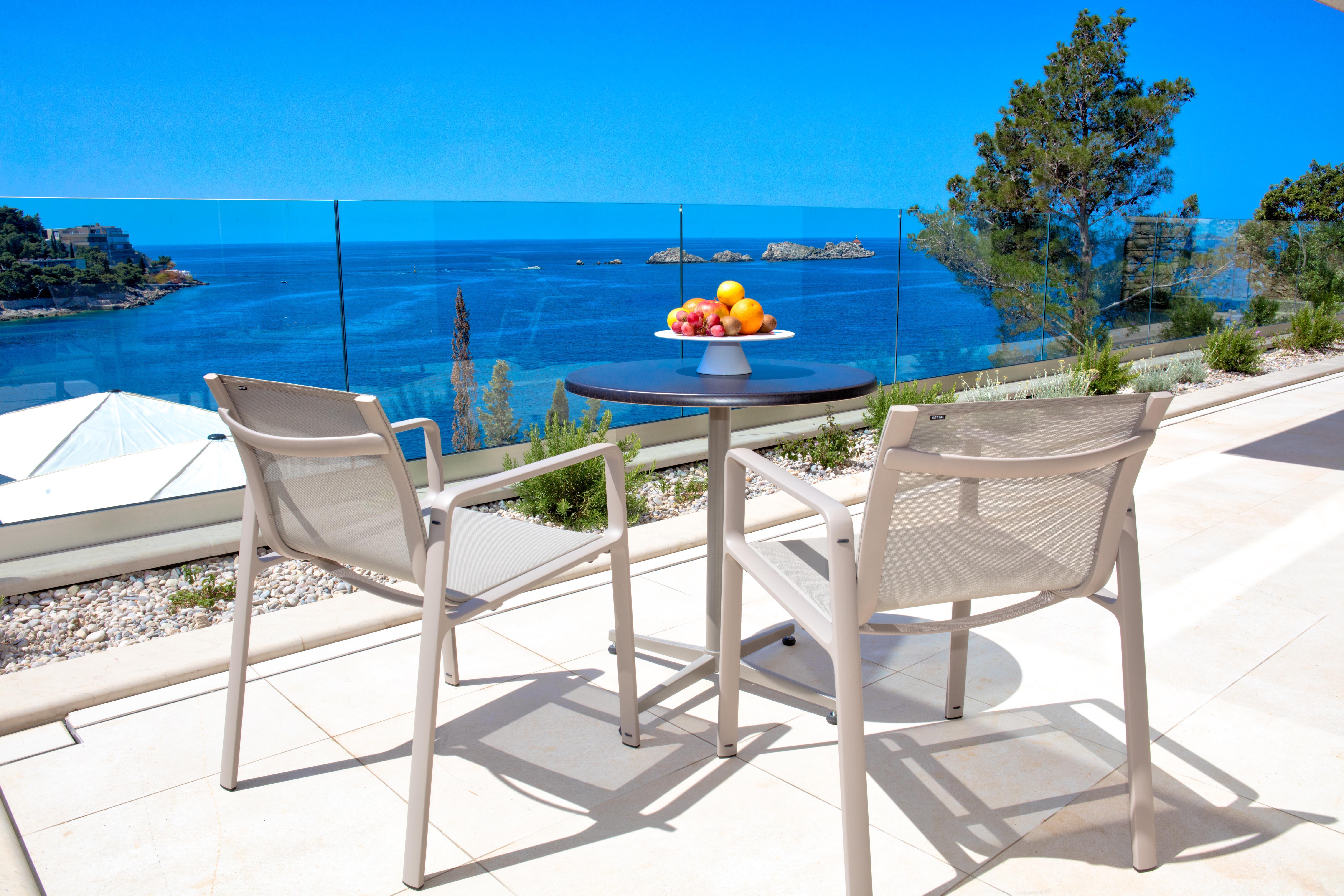 호텔 모어 두브로브니크 외부 사진 A patio set