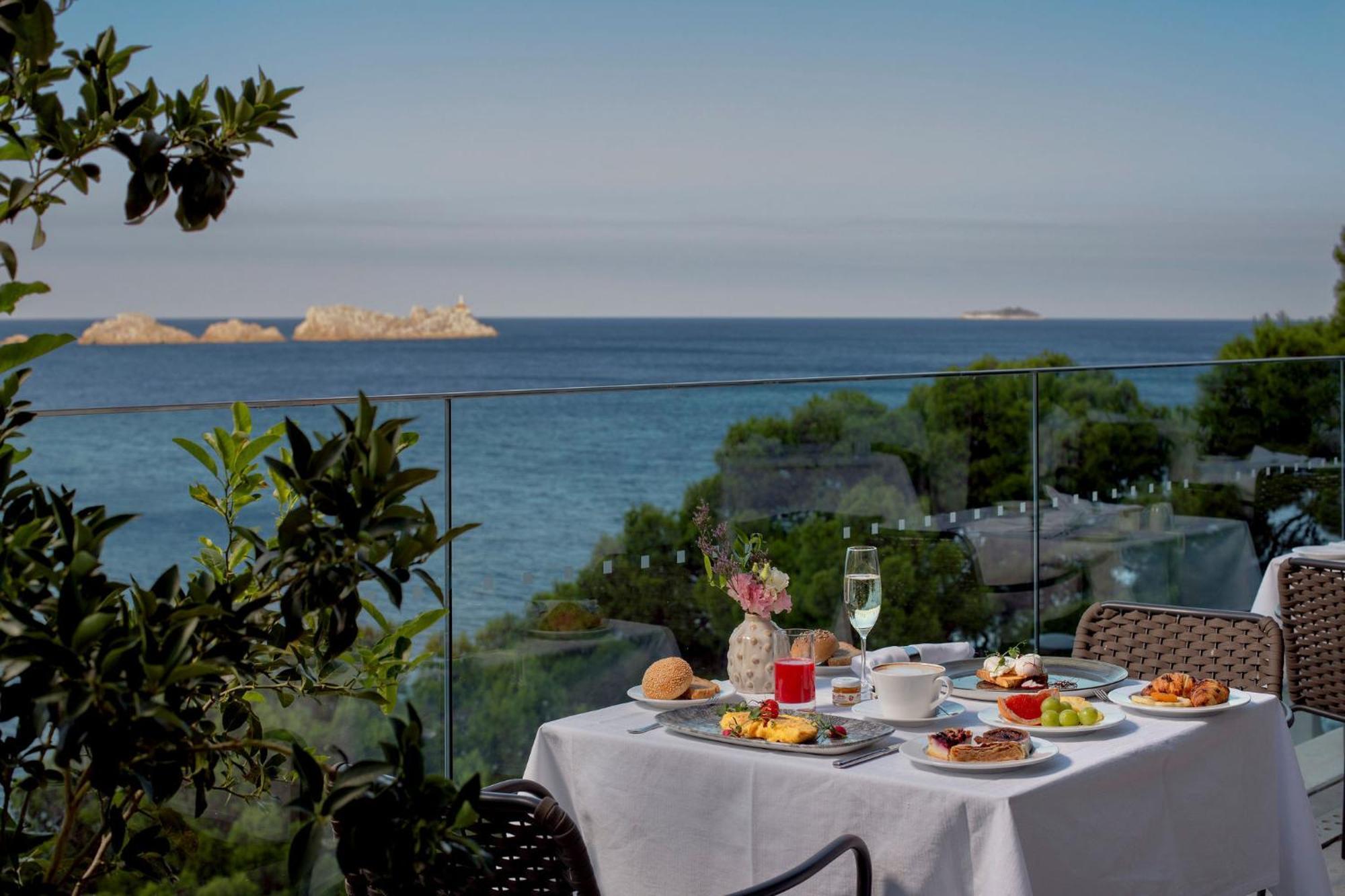 호텔 모어 두브로브니크 외부 사진 Breakfast at the hotel